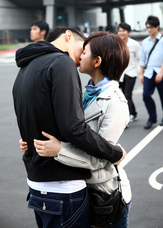 再续情缘!柯震东湿吻陈妍希 mv玩「骑马打仗」