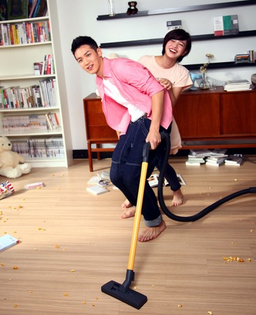 再续情缘!柯震东湿吻陈妍希 MV玩「骑马打仗