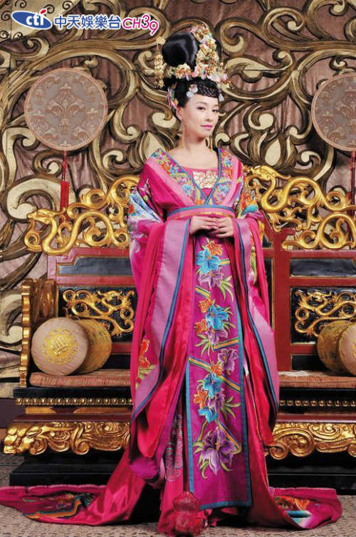 张庭暌违多年再次挑战反派「韦贵妃」 一圆多