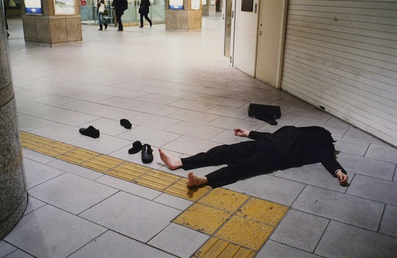 日本夜晚的日常,泥醉男满街躺 | 键盘大柠檬