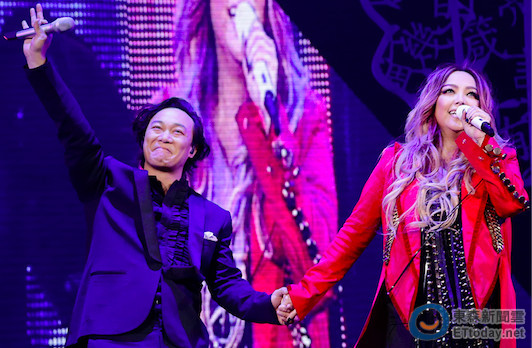 E神陈奕迅现身合唱张惠妹 加码《浮夸》粉丝疯