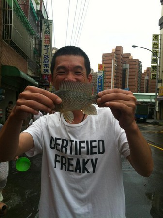 内坜永福路淹水捞到3斤重鲤鱼 鱼多到拿篮子装