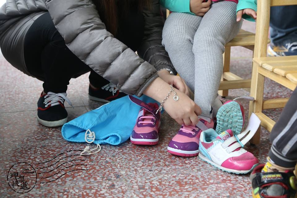 「给脚印一个温暖的家」 淡江学生募款买鞋送