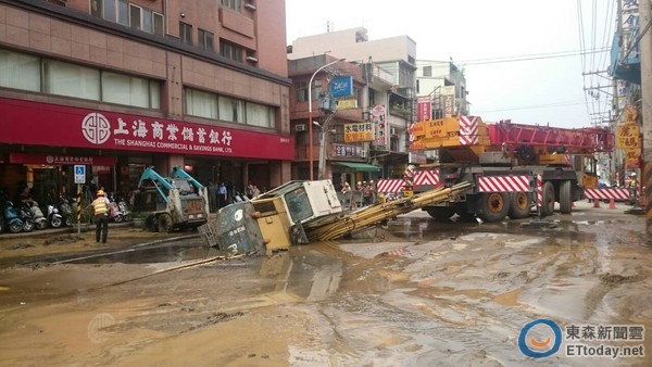 快讯\/地震树林水管破地层陷 抢救怪手掉坑洞 | 