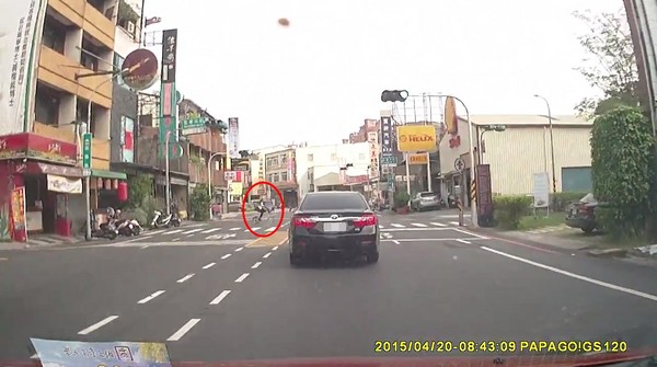 单车女闯红灯被机车撞飞 网友:好好等红绿灯有