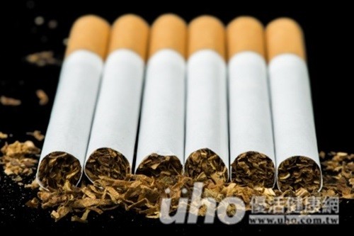 国中就抽烟、吃槟榔17岁少年罹口腔癌第二期