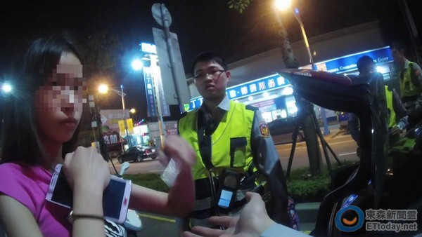 毒男遇警<em>藏</em>毒女友<em>胸罩</em> 嫩妹胸变大小奶露饀被