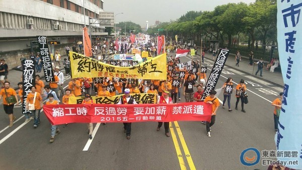 今年机师、记者工会加入!8千劳工抗议丢烟雾弹