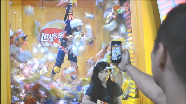 儿子挑战真人乐透机 一个动作让老爸爆走啦…