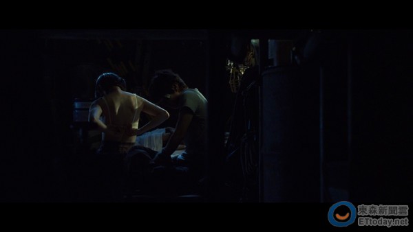 桥本爱把衣服脱了!等不及就在废弃仓库献上她