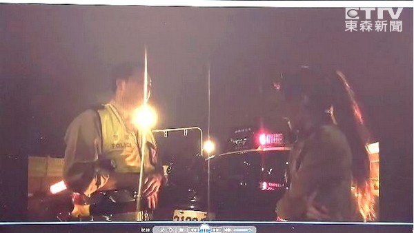 <em>妙龄女</em>扯裙「原地跳」没<em>藏毒</em>?警一招让她掏出