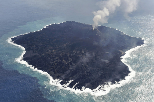 日本小笠原群岛以西新形成火山小岛,面积大到吞掉西之岛了.