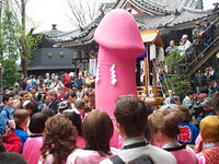 日本「鐵男根祭」登場　櫻花妹狂膜拜