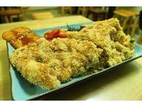 淡江大學校園必吃美食　超大雞排VS多汁烤肉