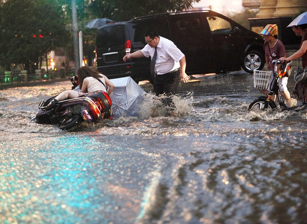 大陆河南洛阳先前已逢乾旱许久,近日突然下起狂风暴雨,不到一个小时内