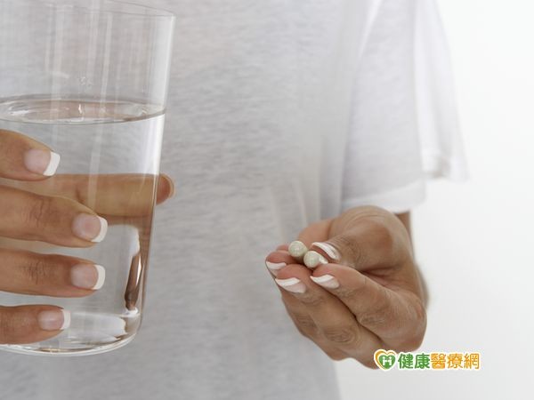 吞药配大量开水 避免伤害食道 | ETtoday健康新