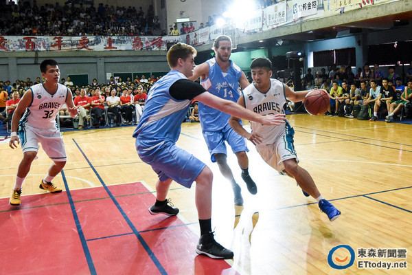 「独臂球王」劳伊现身 爆扣力克富邦勇士、松