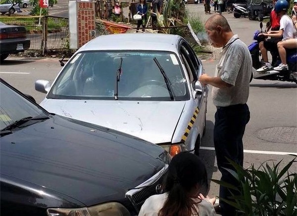 逢甲驾训班教练车冲破围篱撞车 网友:拜托别放