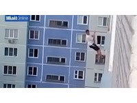 糗！俄男搏命大樓垂降示愛　女子開窗怒吼「別煩我！」