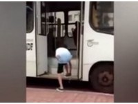 巴西少年攔公車只為綁鞋帶　司機放大絕「車門夾腳」