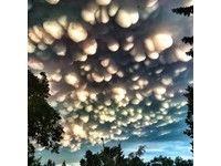 「乳房雲」高掛加拿大天空　暴風雨來襲徵兆？