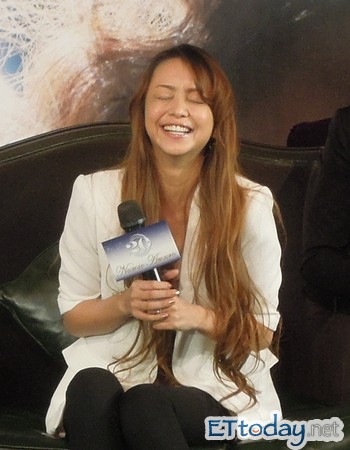 安室奈美惠见「安室爱美惠」 笑到变xd脸 | etto