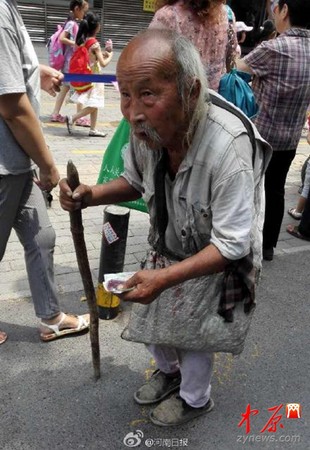 这名大陆乞丐已经103岁,为帮小儿子贴补家用,还是出来乞讨.