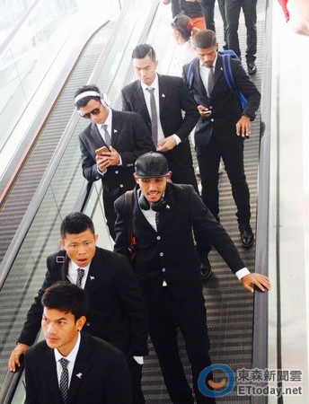 世足会外赛\/泰国追求专业 全球员身著黑西装抵
