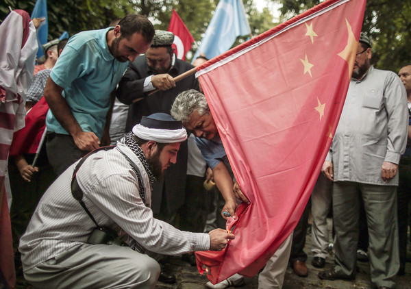 抗议打压穆斯林!土耳其排华运动 焚烧五星旗抗