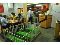 印度「墓地奶茶店」　餐桌旁邊就是棺材