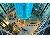 魚兒天上游！世界最大25公尺飯店水族箱在柏林