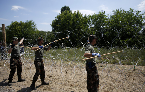 柏林围墙倒,新的竖起! 匈牙利建边界围栏阻非法
