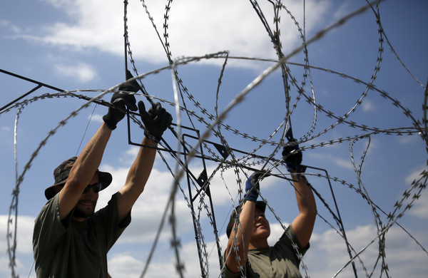 柏林围墙倒,新的竖起! 匈牙利建边界围栏阻非法