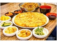 台中韓國料理餐廳！超大海鮮煎餅、50種小菜免費吃到飽