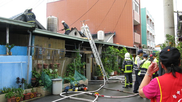 「火攻」摘虎头蜂窝 台中消防队疑烧光3民宅?