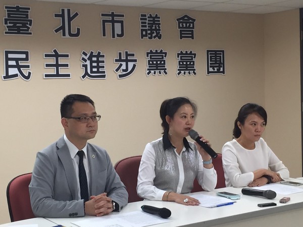 台北市议会民进党团总召吴思瑶,干事长阮昭雄等人要求北市府提出723