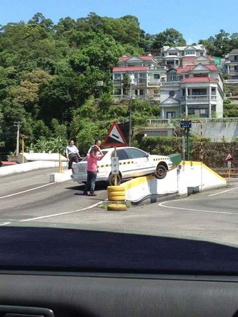 驾训班女学员暴冲跨护栏 网友:爬个险升坡变险