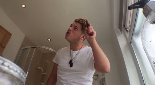 梳子卡在头发里!英男恶作剧发胶加快乾 破坏好