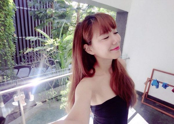 傻妞珮淇爱放空 坐在树下乘凉也可以睡著喔