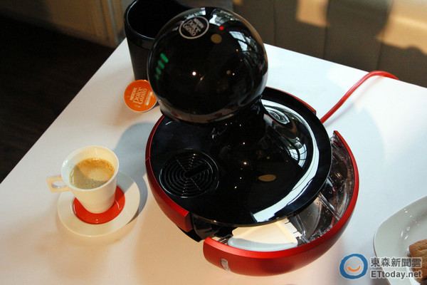 首创触控式操作介面!水滴造型雀巢胶囊咖啡机