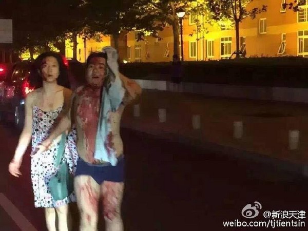 天津市塘沽开发区12日晚间11点多突发爆炸事故,根据现场市民描述,10