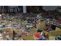 上萬雙鞋滿地丟…「像垃圾堆的特賣會」暫停營業一天