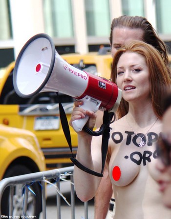 ▼裸露上身在紐約是合法的。（圖／翻攝自Chiu Ng Photography臉書）