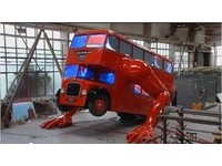 奧運創意裝置藝術「舉高倫敦」　雙層巴士做伏地挺身