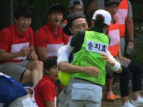 《RM》成员狂欢呼 周一情侣Gary搂宋智孝不放