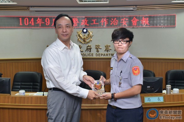 英语女助教转警勇擒开枪悍匪 蔡佩琪获市长颁