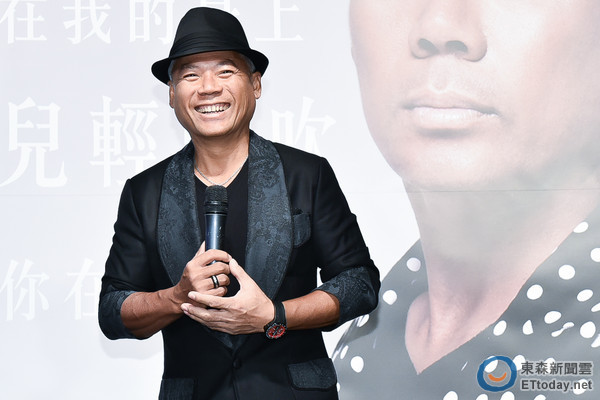 巫启贤戴绅士帽、白围巾 重现师父刘文正风采