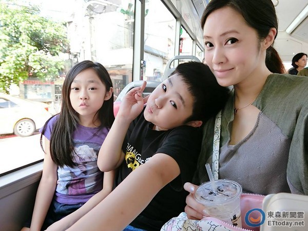 洪百榕带儿女挤2个公车位 小宝见妹贴玻璃妙回