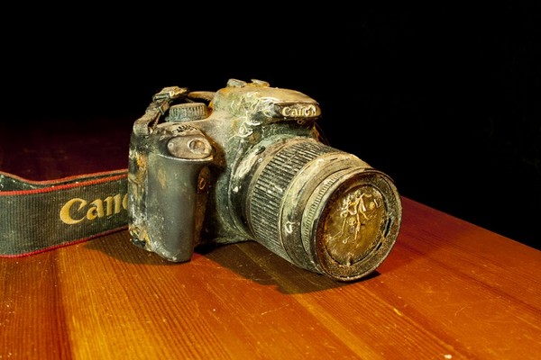 在海底沉睡的老相机 打捞上岸后照片竟还能看