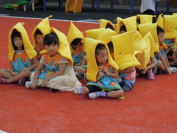 太萌惹啦~小学生戴地震防护头套意外变身「屁